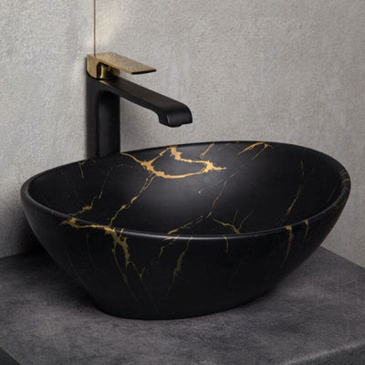 Lavabo ovalado con pedestal de cerámica TANDILA en negro mate y dorado - Entorno baño